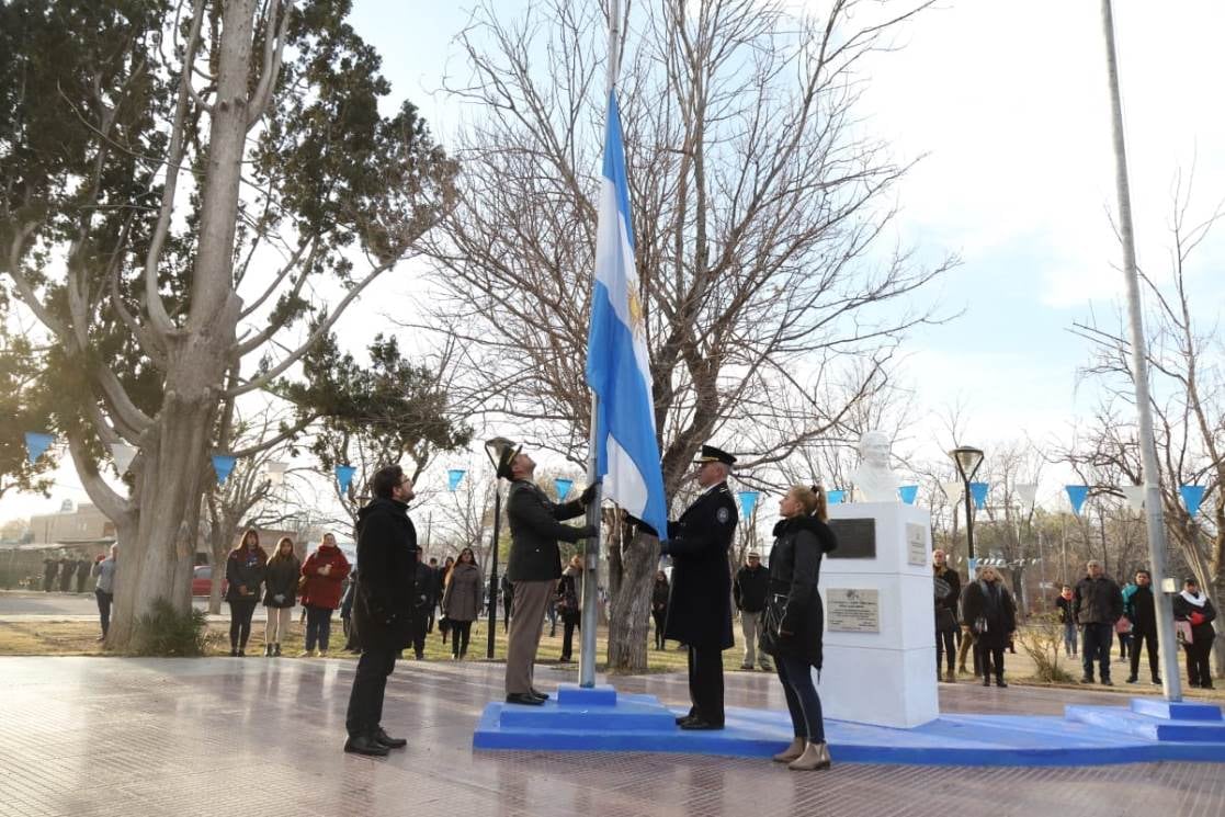 Se realizó el acto y desfile por el Día de la Bandera en San Rafael.