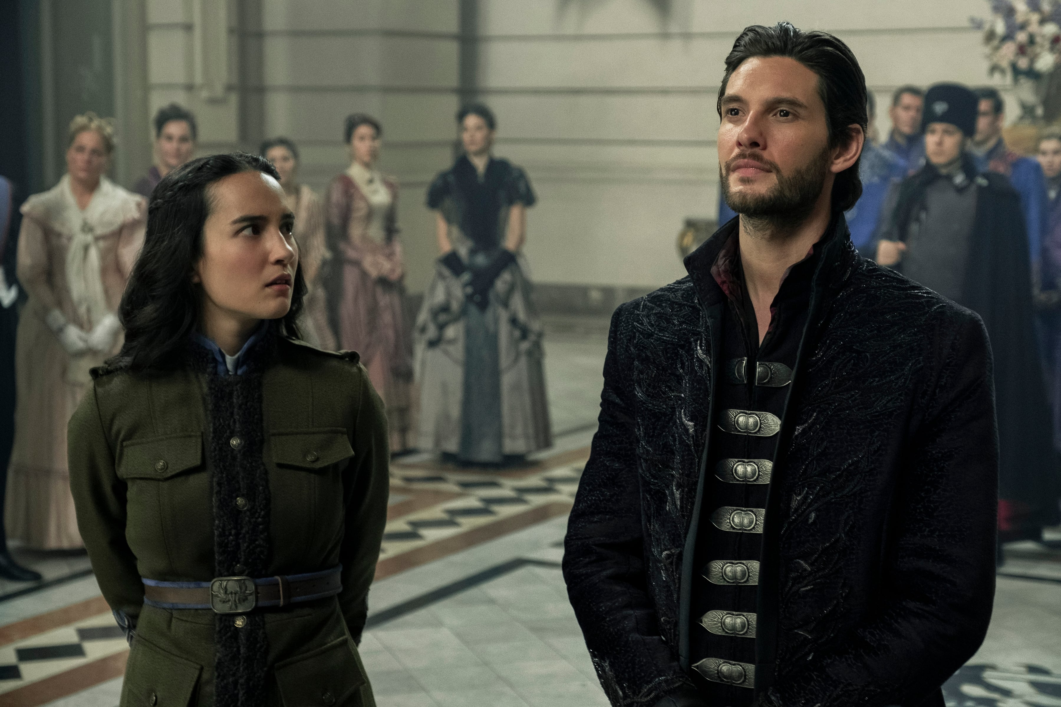 Jessei Mei Li interpreta a Alina Starkov y Ben Barnes en el General Kirigan. Ambos pasarán mucho tiempo juntos en el palacio de los grishas. 