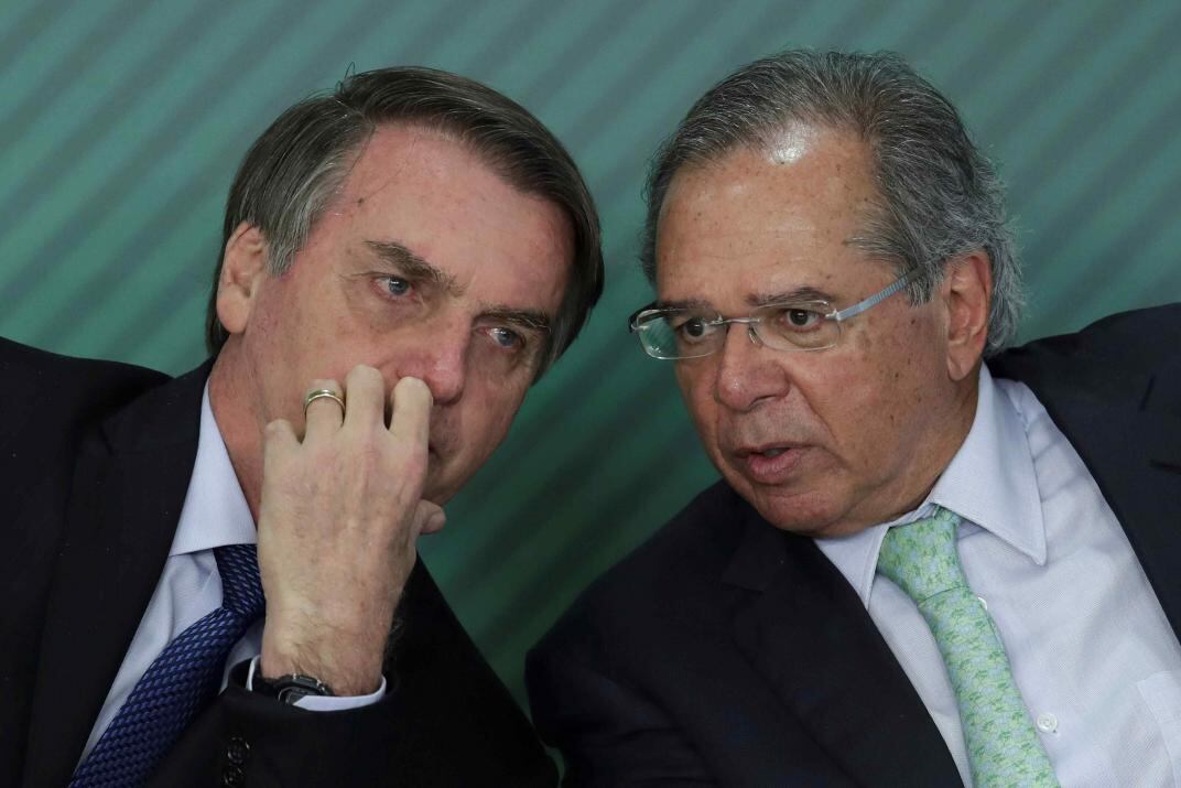 Paulo Guedes (d), el ministro del presidente Bolsonaro. (AP/Eraldo Peres/Archivo)