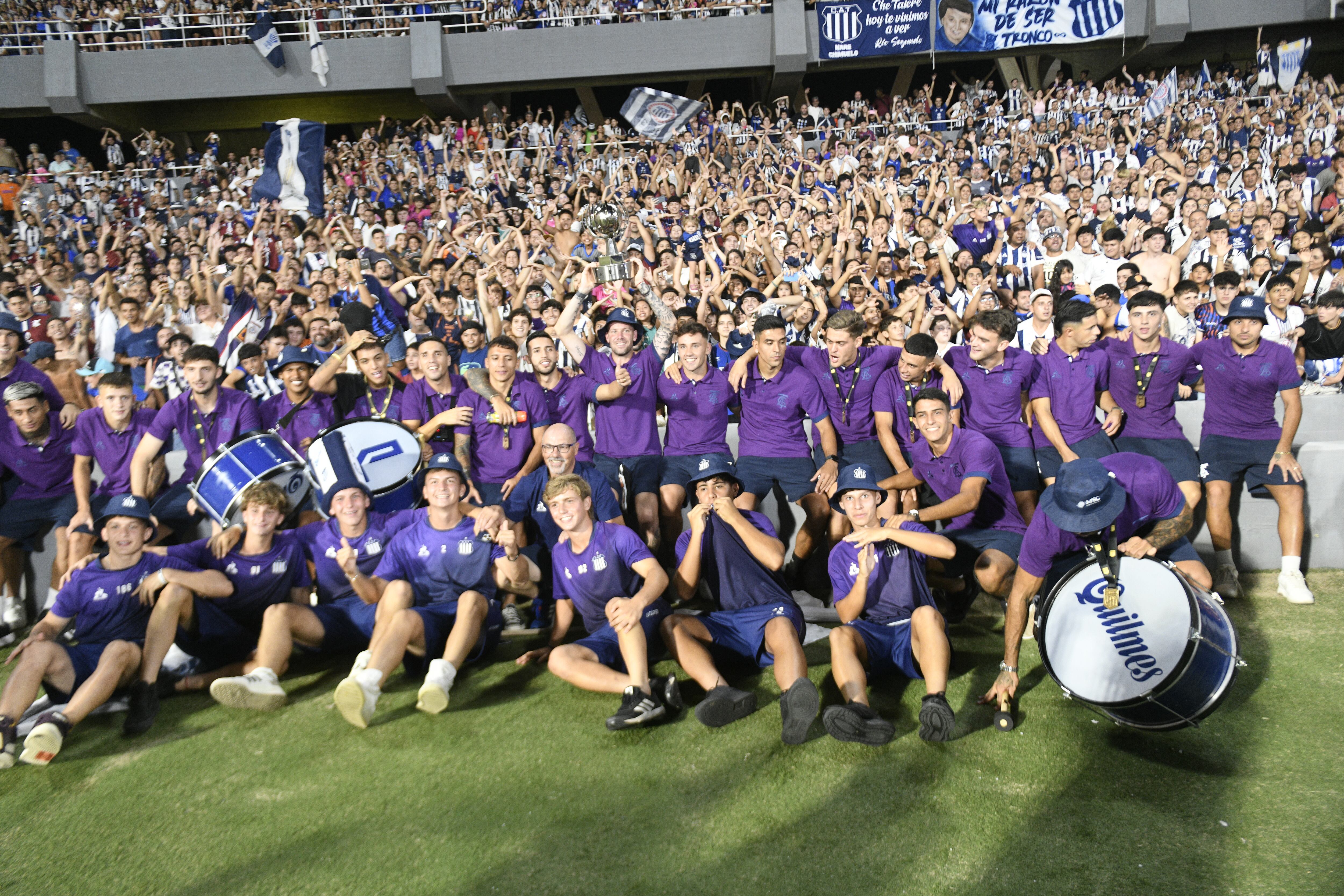 Talleres festejó en el Kempes con su hinchada la obtención de la Supercopa Internacional después de ganarle a River en Paraguay. Foto Javier Ferreyra