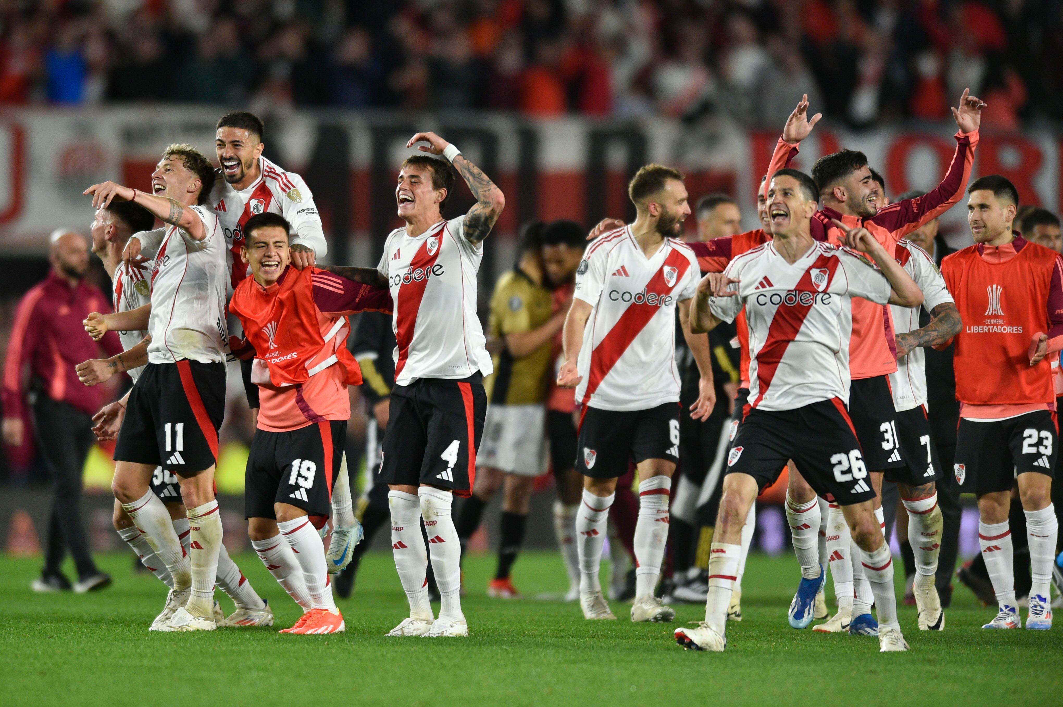 Los jugadores de River Plate de Argentina celebran tras derrotar a Colo Colo de Chile y clasificarse a las semifinales de la Copa Libertadores, el martes 24 de septiembre de 2024, en Buenos Aires. (AP Foto/Gustavo Garello)