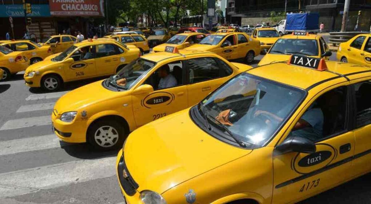 Taxistas de Córdoba piden aumento de tarifas y la bajada de bandera alcanzaría los 120 pesos