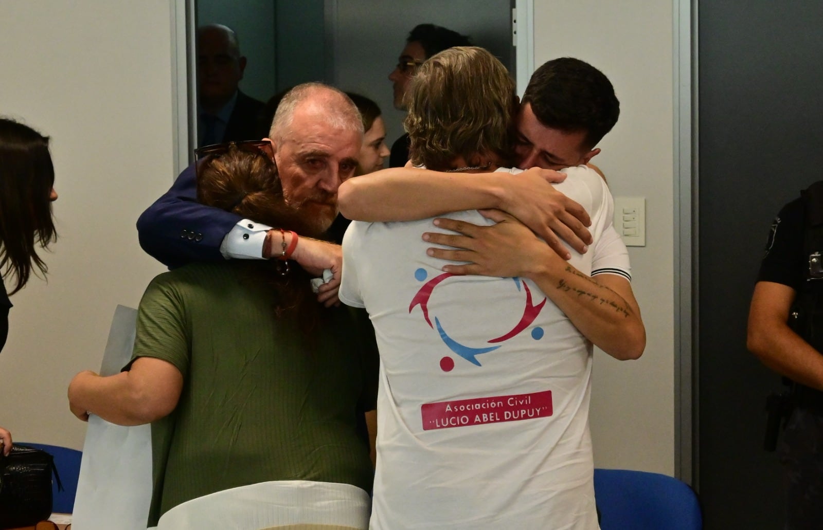 Luego de escuchar el veredicto, Ramón y Christian Dupuy se fundieron en un sentido abrazo.