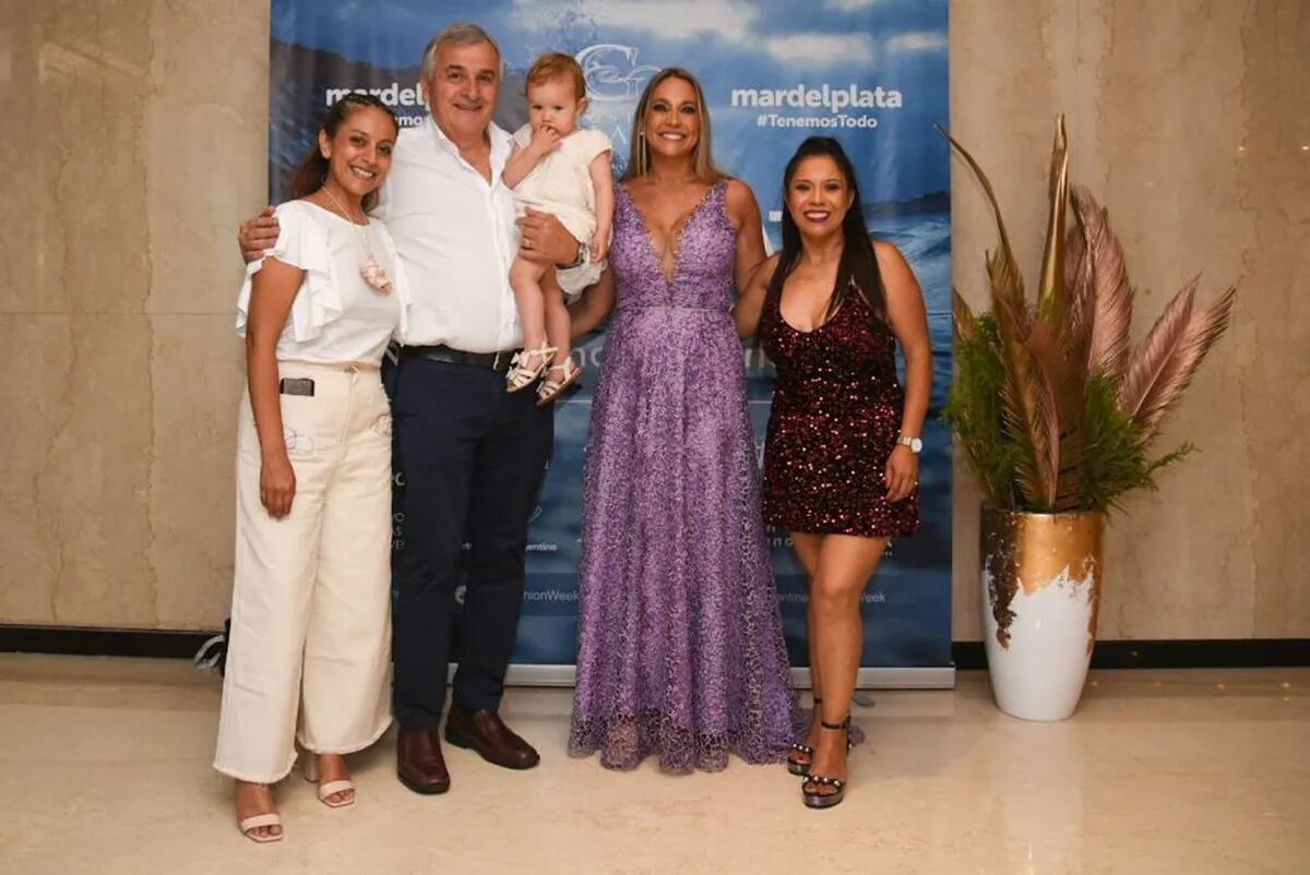 El gobernador Morales y su esposa Tulia Snopek, junto a las diseñadoras jujeñas presentes en el evento de Mar del Plata.