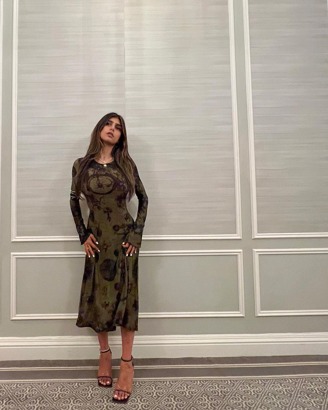 Desde Nueva York, Mia Khalifa miró desafiante a cámara y en vestido gótico robó corazones.