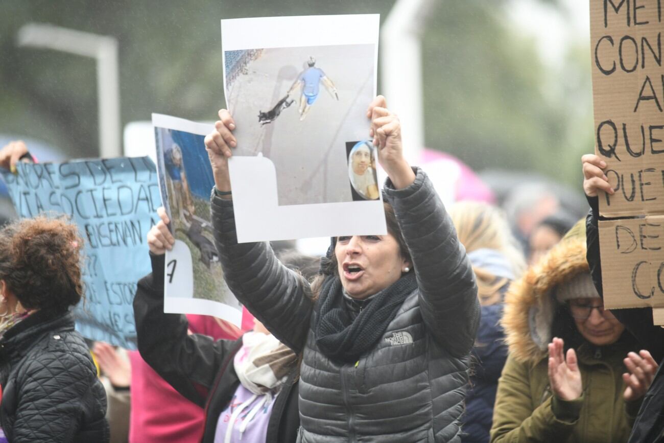 Protesta en la puerta de ingreso al barrio San Isidro  por maltrato animal.