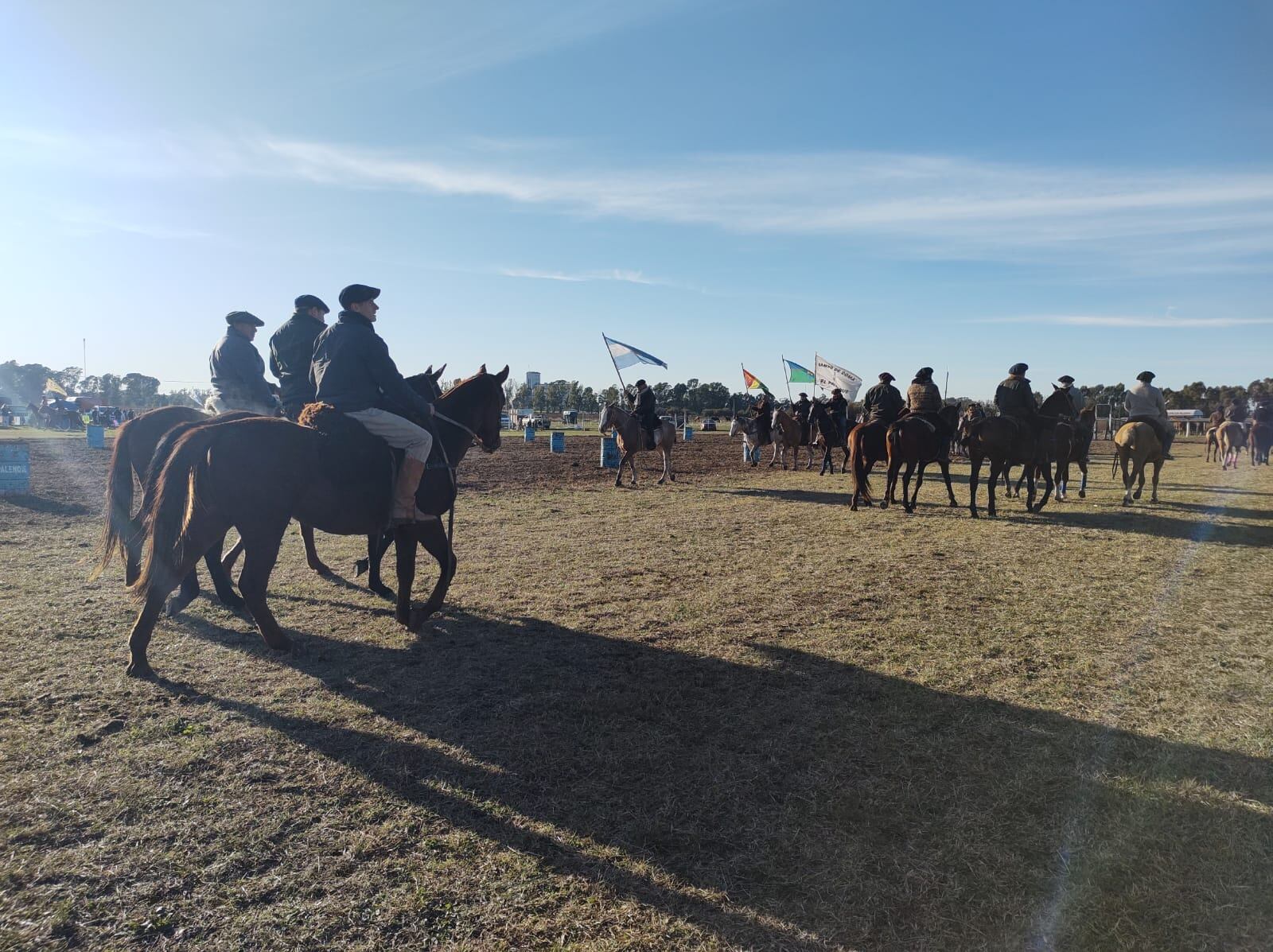 Integrantes del campo de doma El Palenque entregaron un reconocimiento al intendente Sánchez