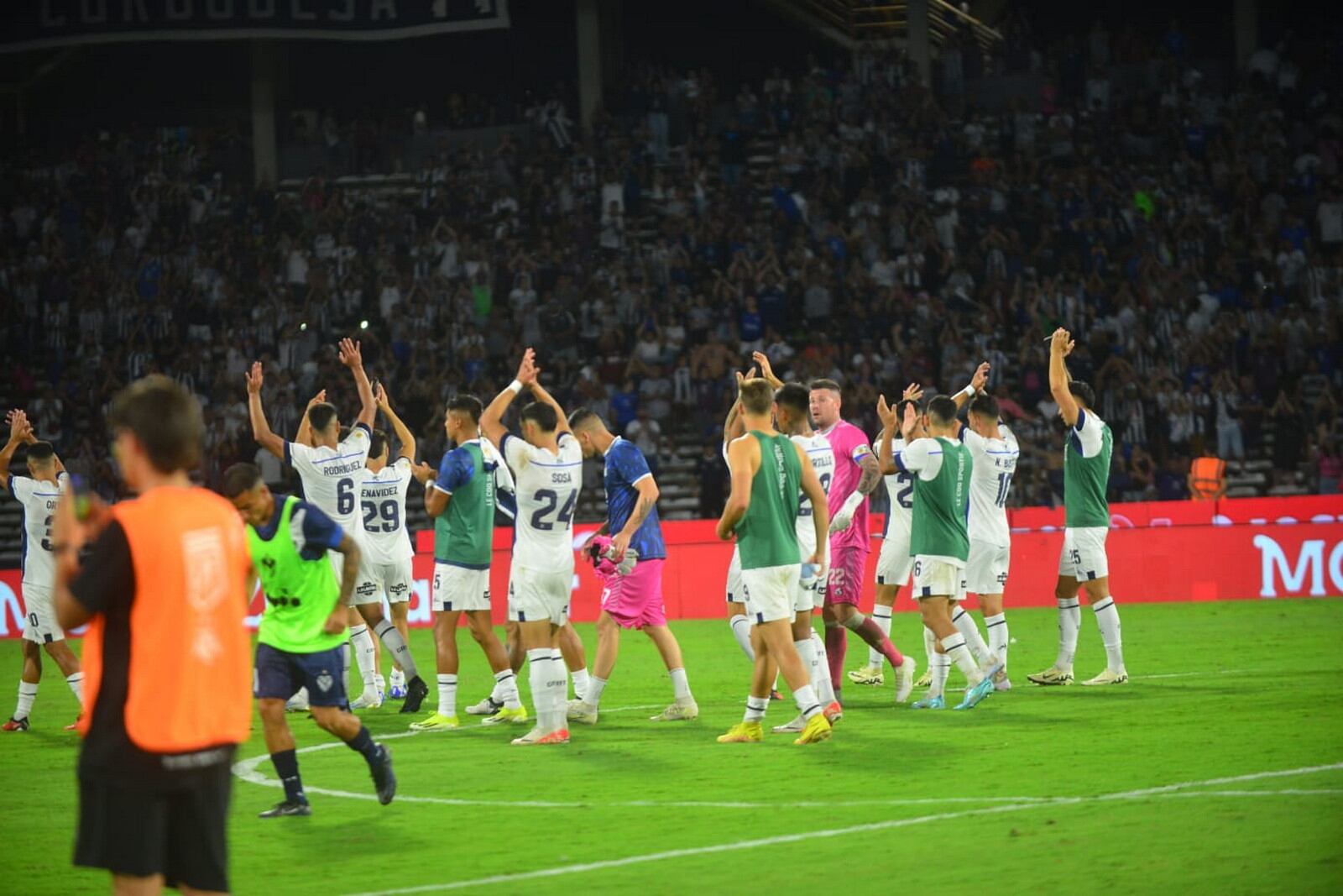 Talleres derrotó a Vélez en el Estadio Kempes y se metió en zona de clasificación. (Nicolás Bravo / La Voz)