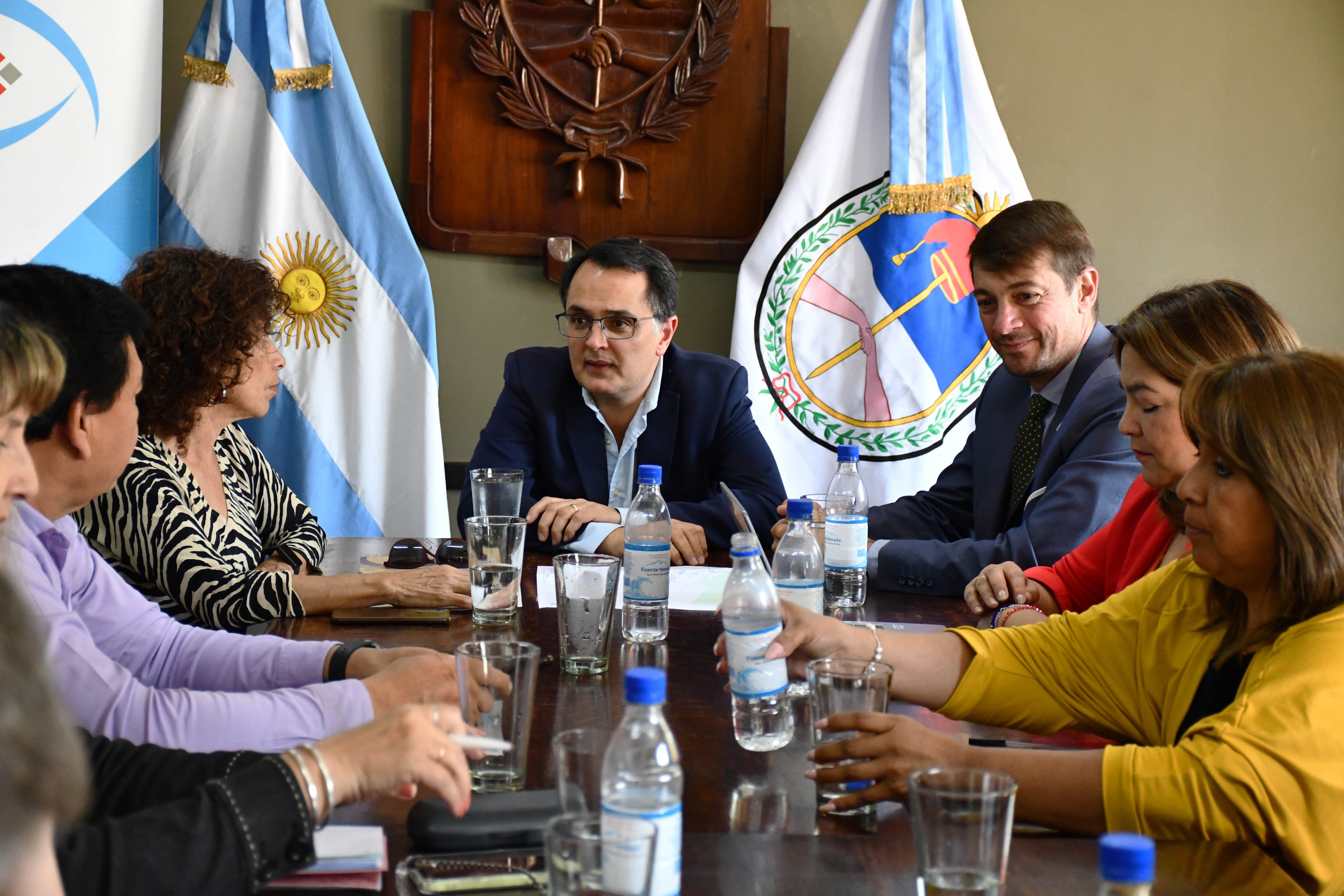 El concejal Aguiar y el secretario de Desarrollo Humano de esta capital, Rodrigo Altea (ambos al centro), encabezaron a reunión referida a la campaña contra el dengue a implementar en San Salvador de Jujuy.