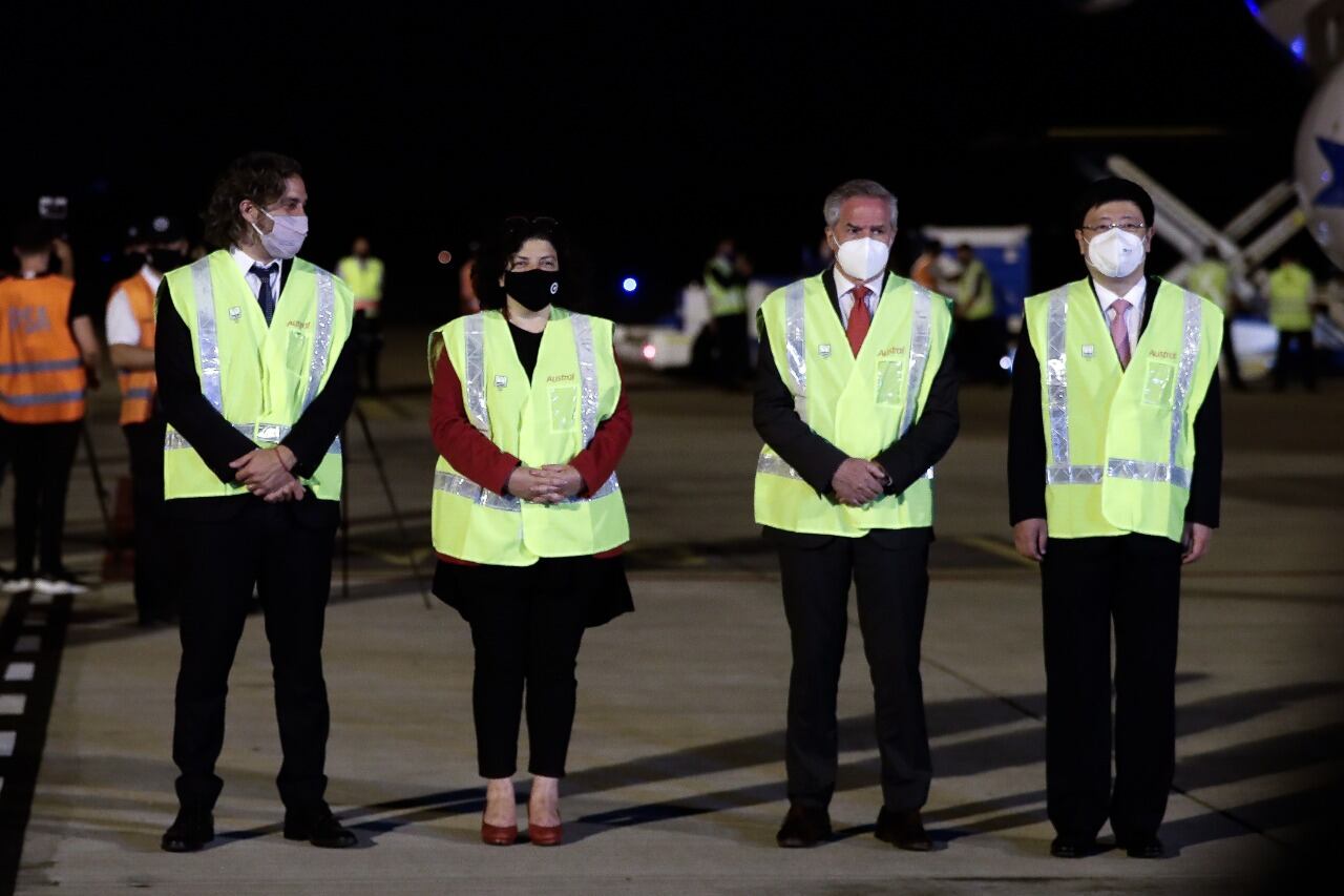 El vuelo fue recibido por el jefe de Gabinete, Santiago Cafiero; la ministra de Salud, Carla Vizzotti, el canciller Felipe Solá y el embajador chino en el país, Zou Xiaoli. También estuvo el titular de Aerolíneas Argentinas, Pablo Ceriani.