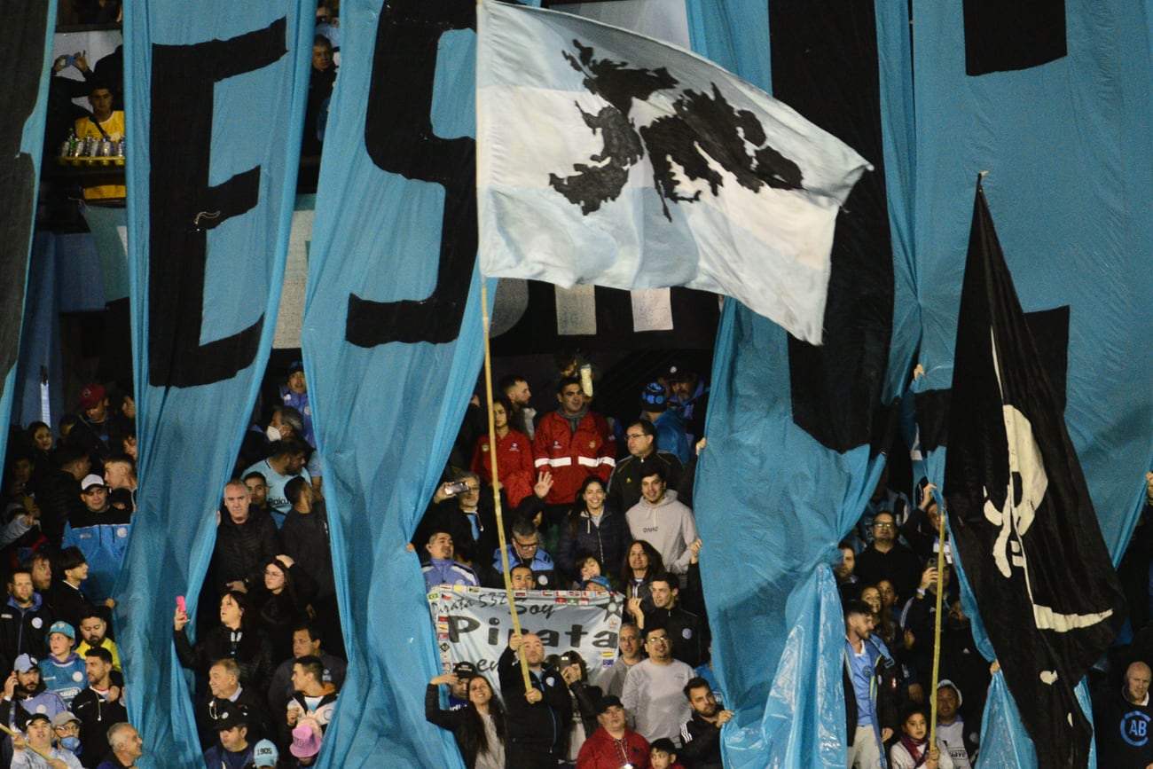 Los hinchas de Belgrano viven con las emociones a flor de piel la cercanía del ascenso (Foto Javier Ferreyra).