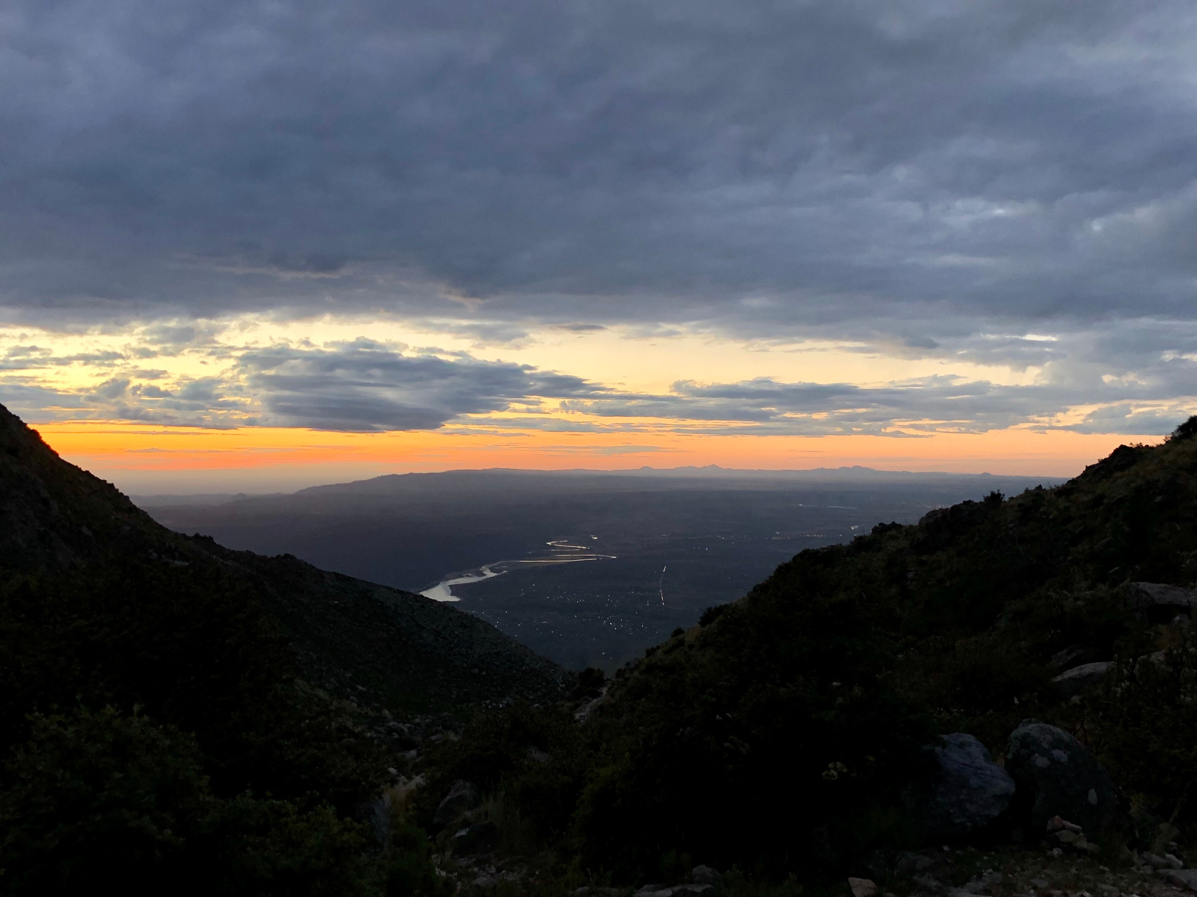 Atardecer Altas Cumbres. Las montañas parecen teñirse de distintos tonos rosados. (Gentileza: Romina Musso)