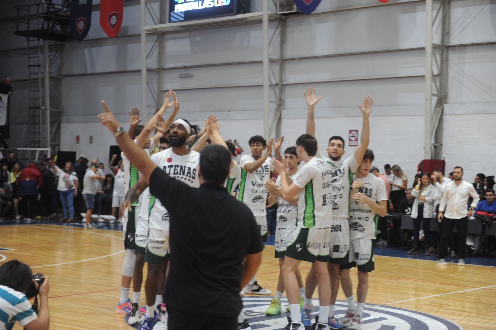 Atenas enfrentó a San Lorenzo, en Buenos Aires, por el quinto partido de la serie permanencia de la Liga Nacional de Básquet. (Federico López Claro)