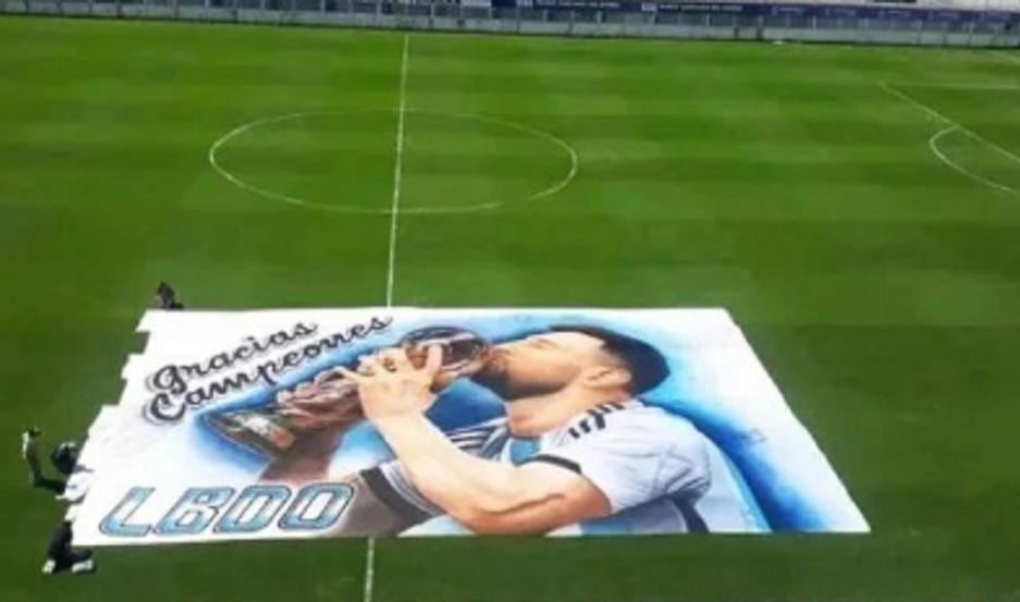 La espectacular bandera que prepararon los hinchas de Santiago para la Selección Argentina.