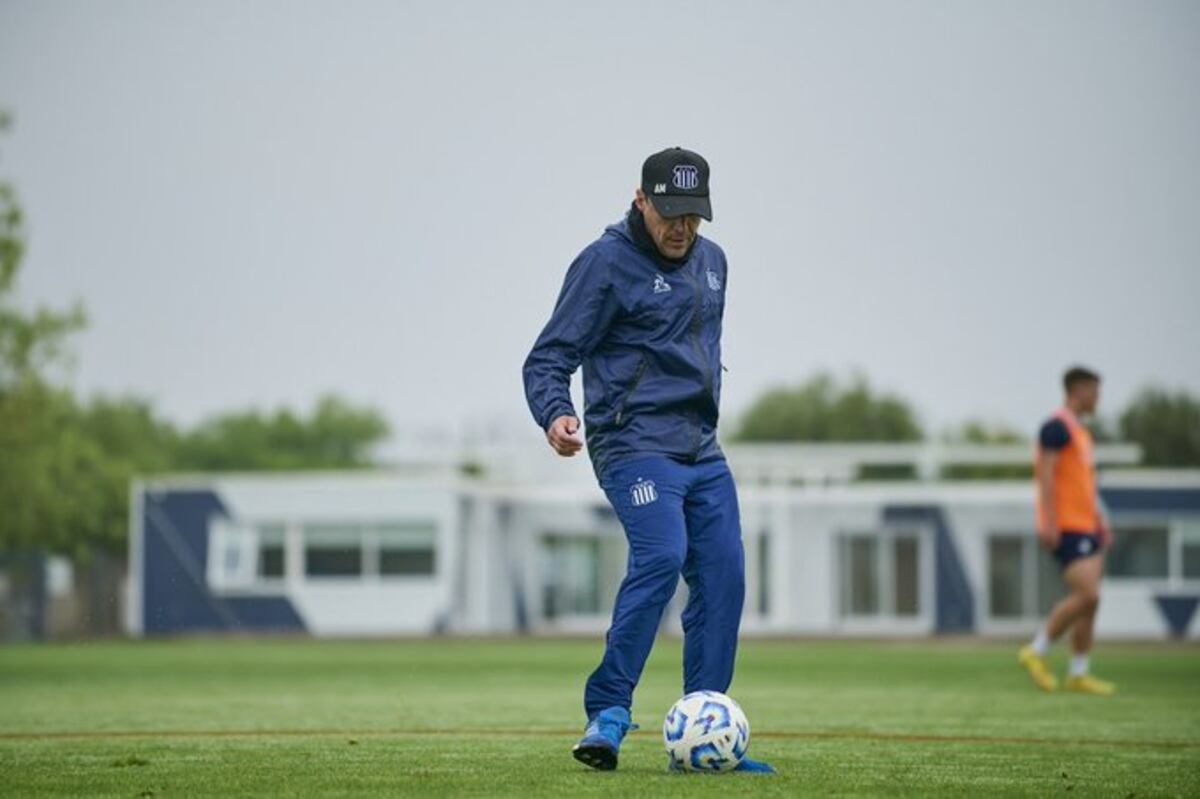 Talleres, con cambios y otro esquema de juego en el intento de acercarse a la punta