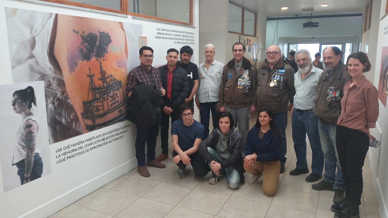 El Rector de la Universidad, Dr Daniel Fernández, acompañó en la inauguración y conversó con los VGM y personas presentes en la exhibición.