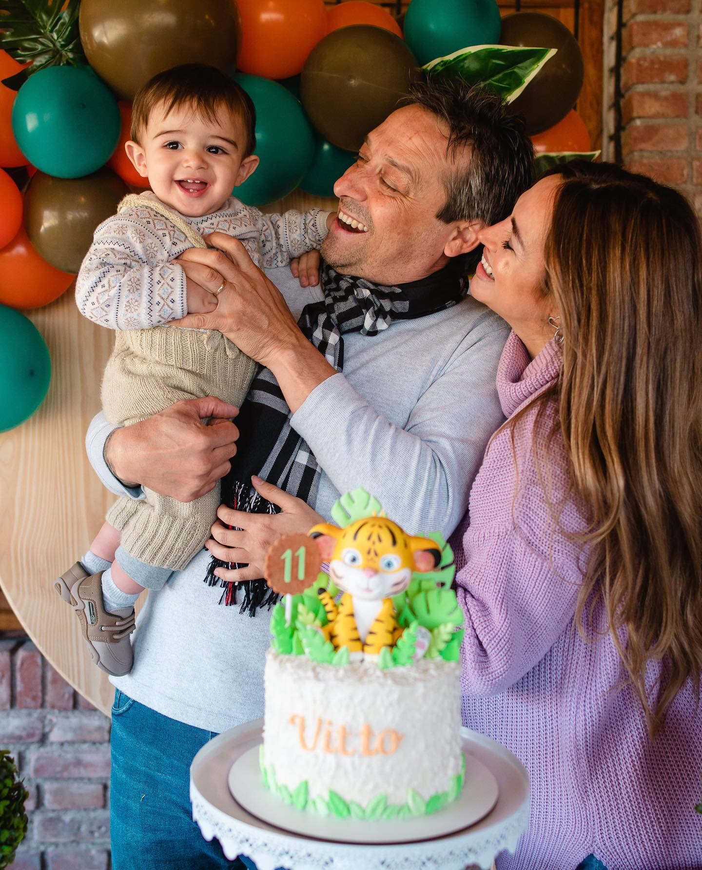 El cumple mes fue con decoración y una torta con un trigre y el nombre del pequeño.