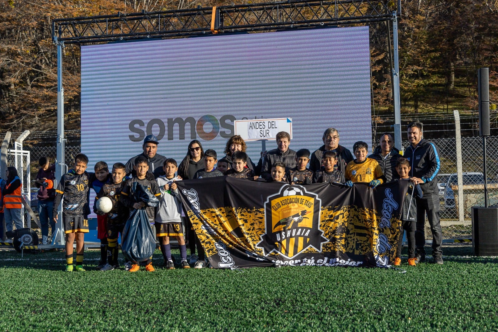 Inauguración en Ushuaia, de la cancha de fútbol de césped sintético.