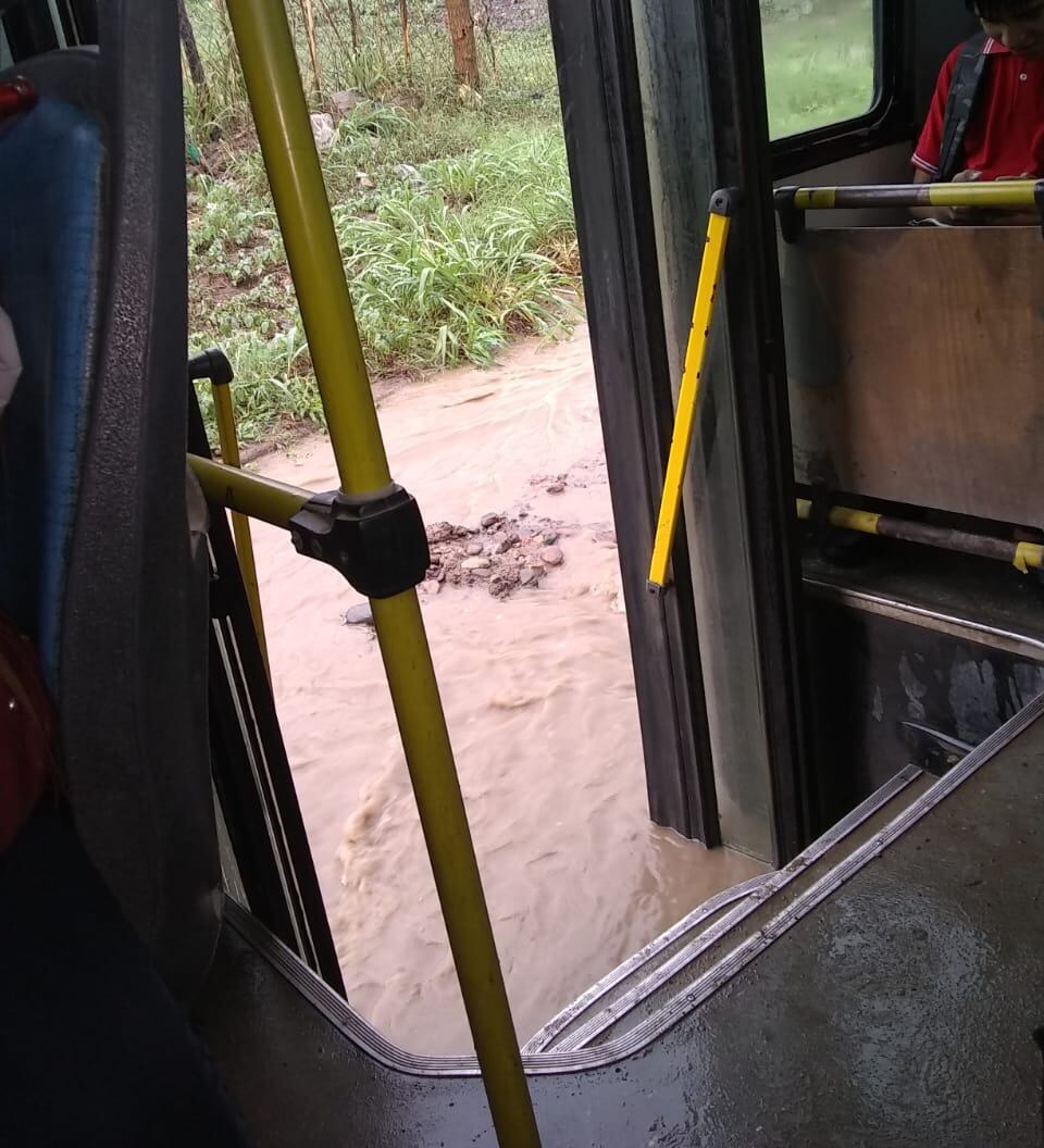 En los días de lluvias fuertes, las unidades quedan varadas con la consecuencia del ingreso de agua y la imposibilidad de descender para los pasajeros.