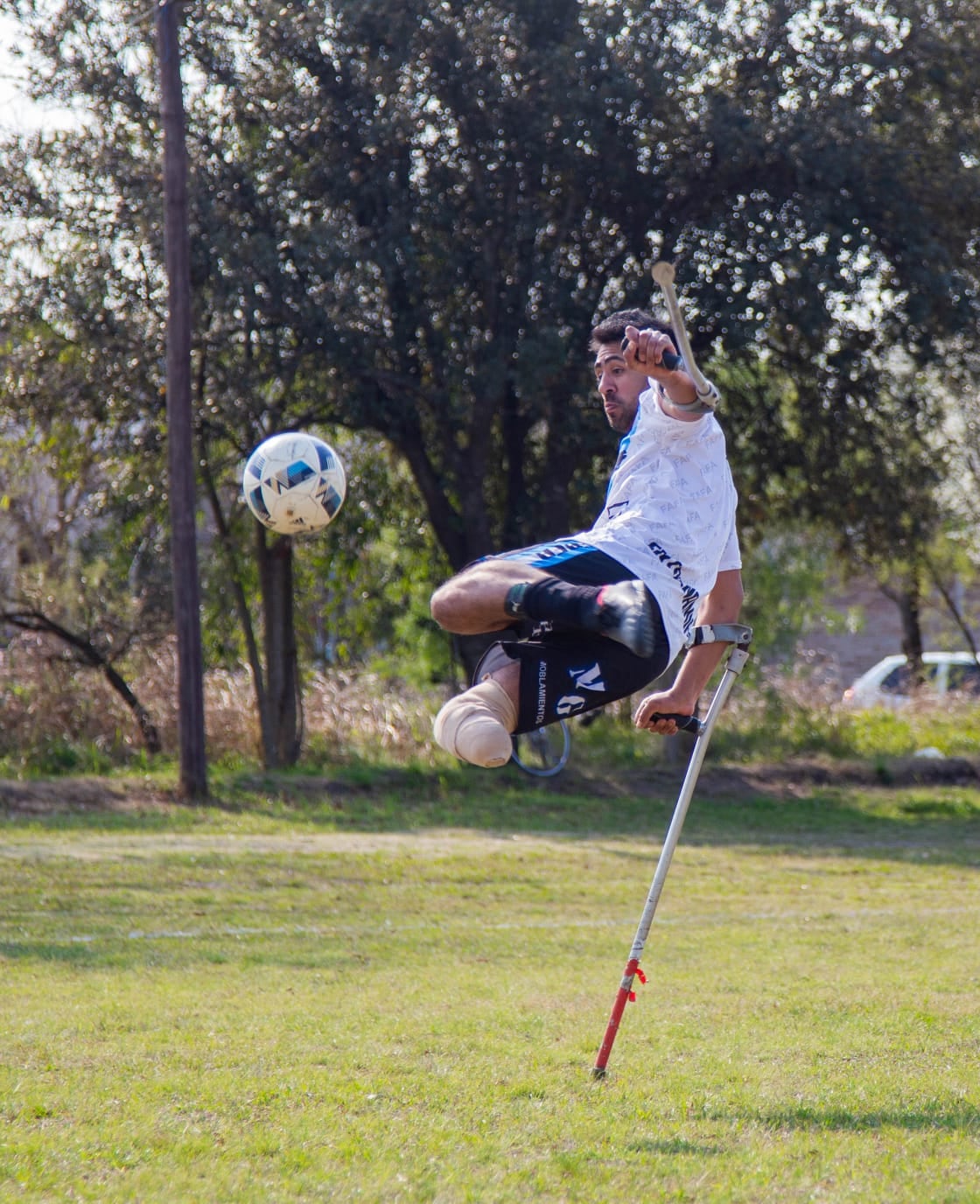 Una "media chilena" que ensaya Emanuel Ortiz. Antes de su accidente, él soñaba con ser futbolista profesional.