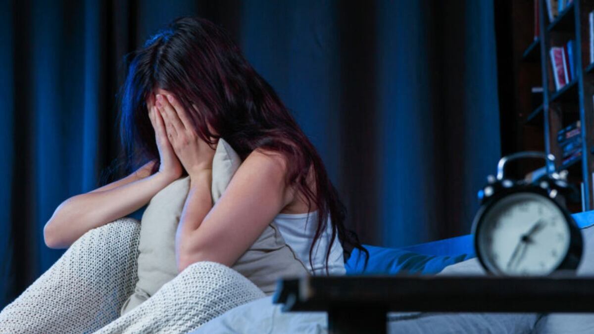 Un estudio demostró que estar despierto de noche aumenta el consumo de alcohol y conductas violentas