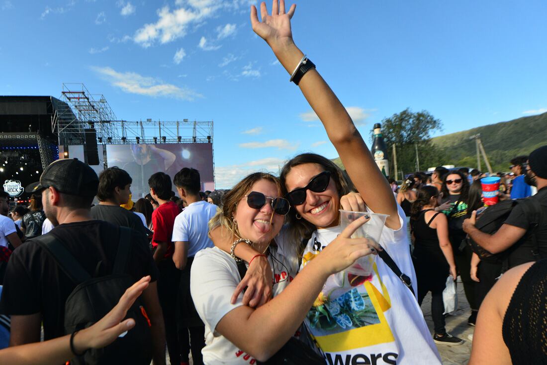 Variedad de colores, peinados y trapos. Todo look es válido en el Cosquin Rock. Fotos: Javier Ferreyra