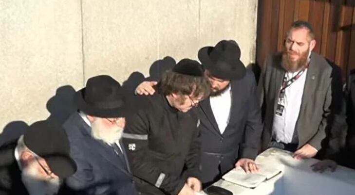 Javier Milei en la tumba del "rebe de Lubavitch".