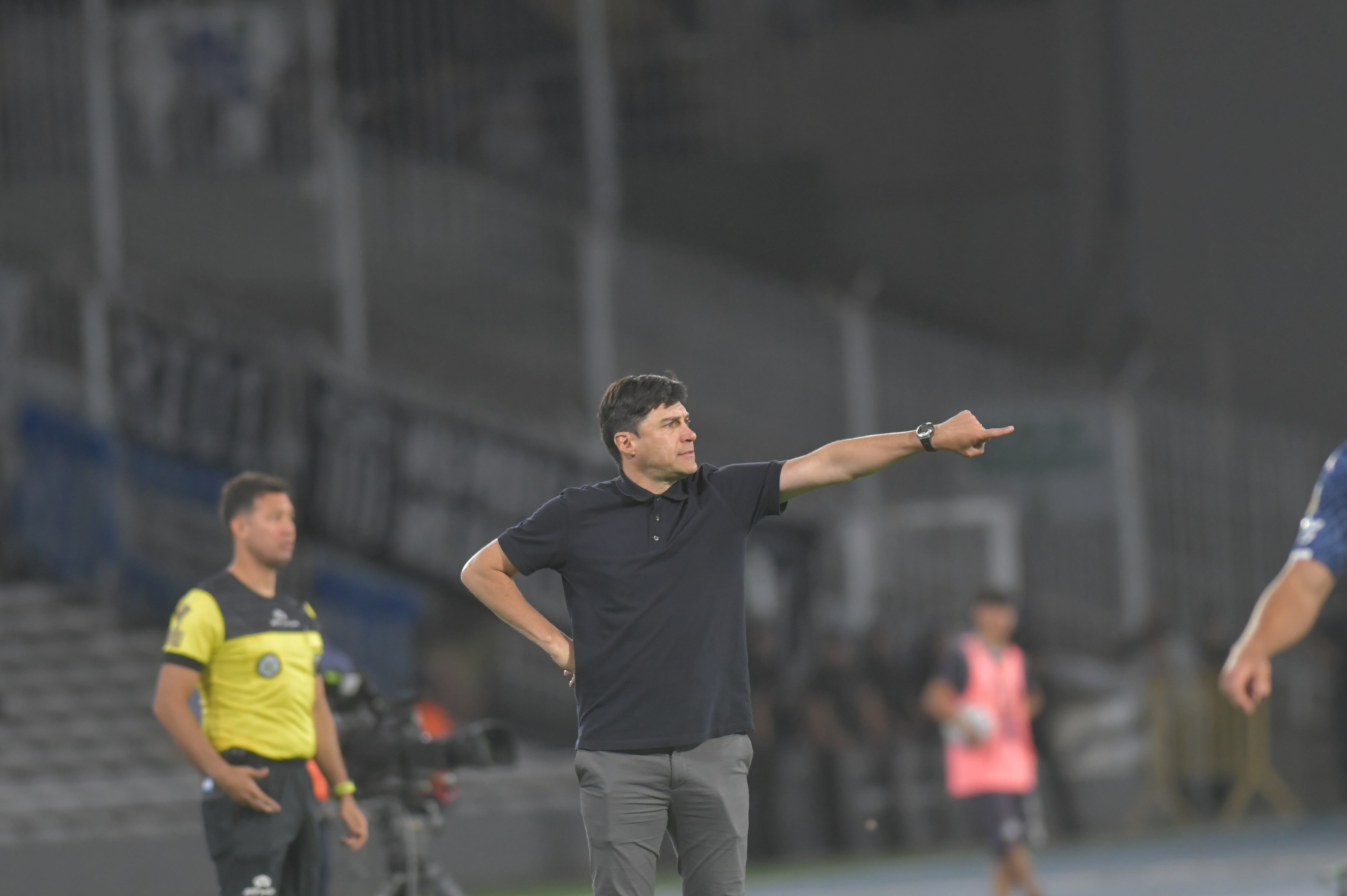 Alexander Medina DT de Talleres en el partido contra Huracán en el Kempes.