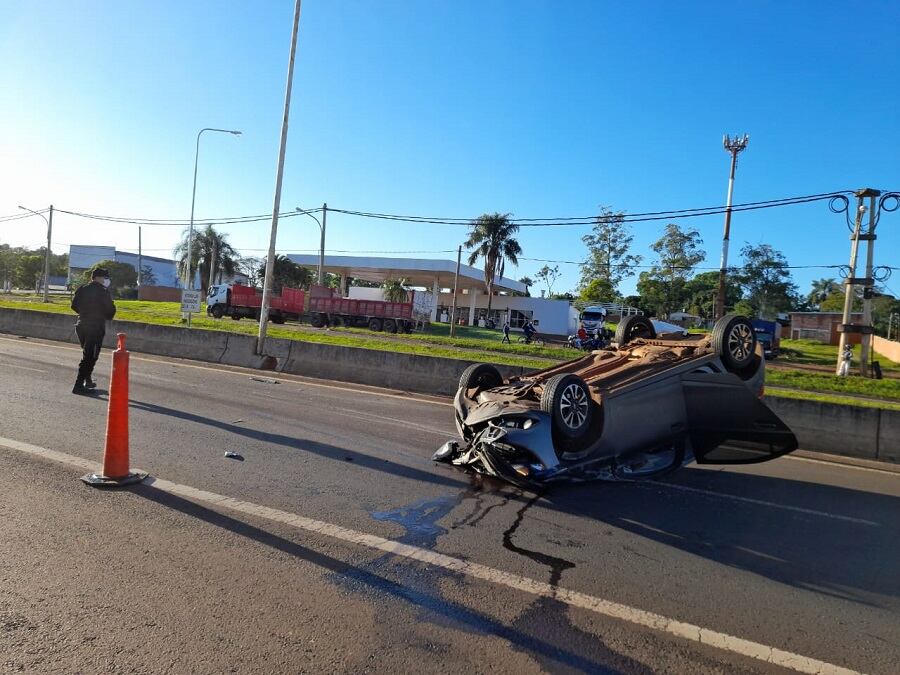 Auto quedó ruedas arriba tras desviar a un perro en el acceso a Posadas