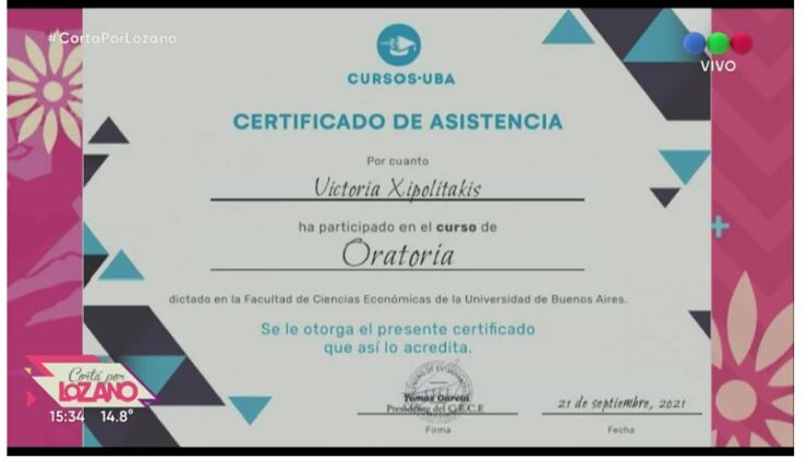 Vicky Xipolitakis mostró su certificado.