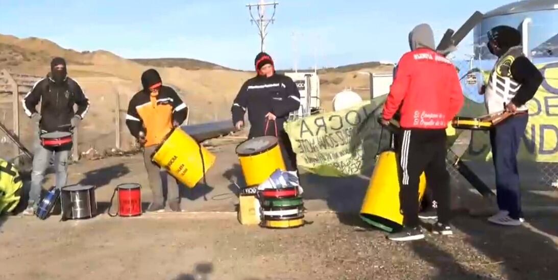 Con bombos y redoblantes, los desocupados de la UOCRA se manifestaron en la ruta nacional 3.