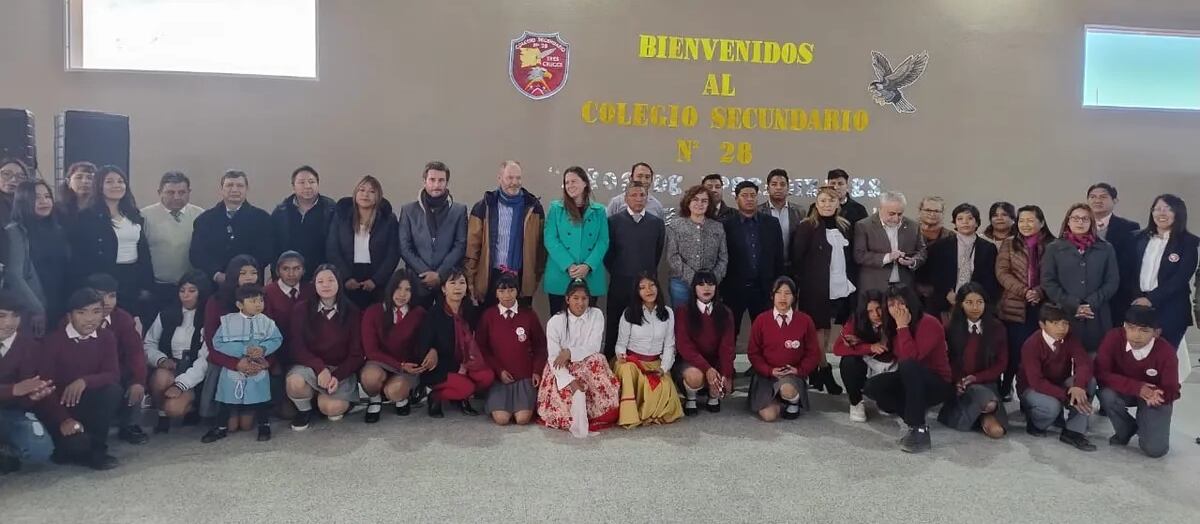 Toda la comunidad de Tres Cruces estuvo representada en el acto al que asistieron la ministra Serrano, demás autoridades educativas y funcionarios municipales.