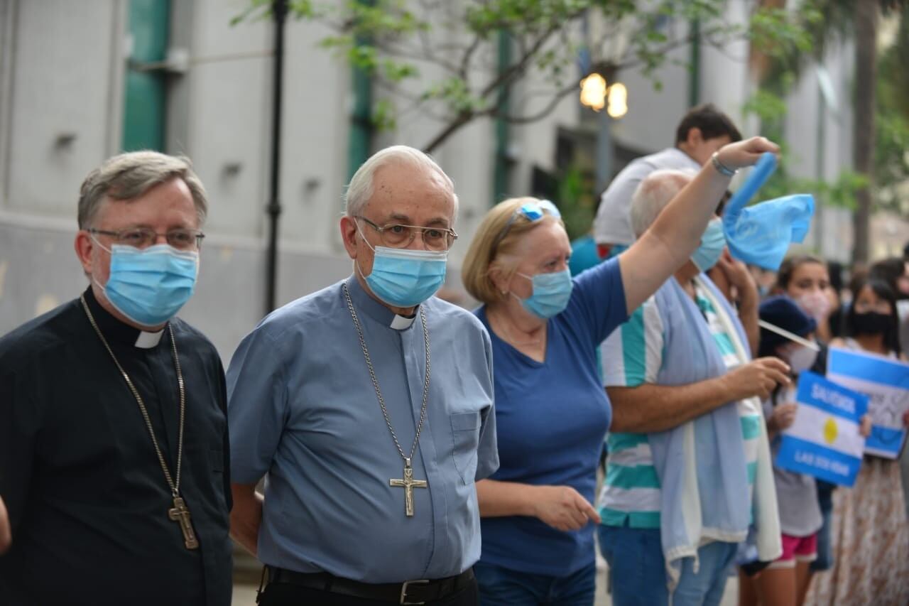 El arzobispo de Córdoba Carlos Ñáñez junto a Javier Sotera (Radio María) en la caravana contra el aborto.