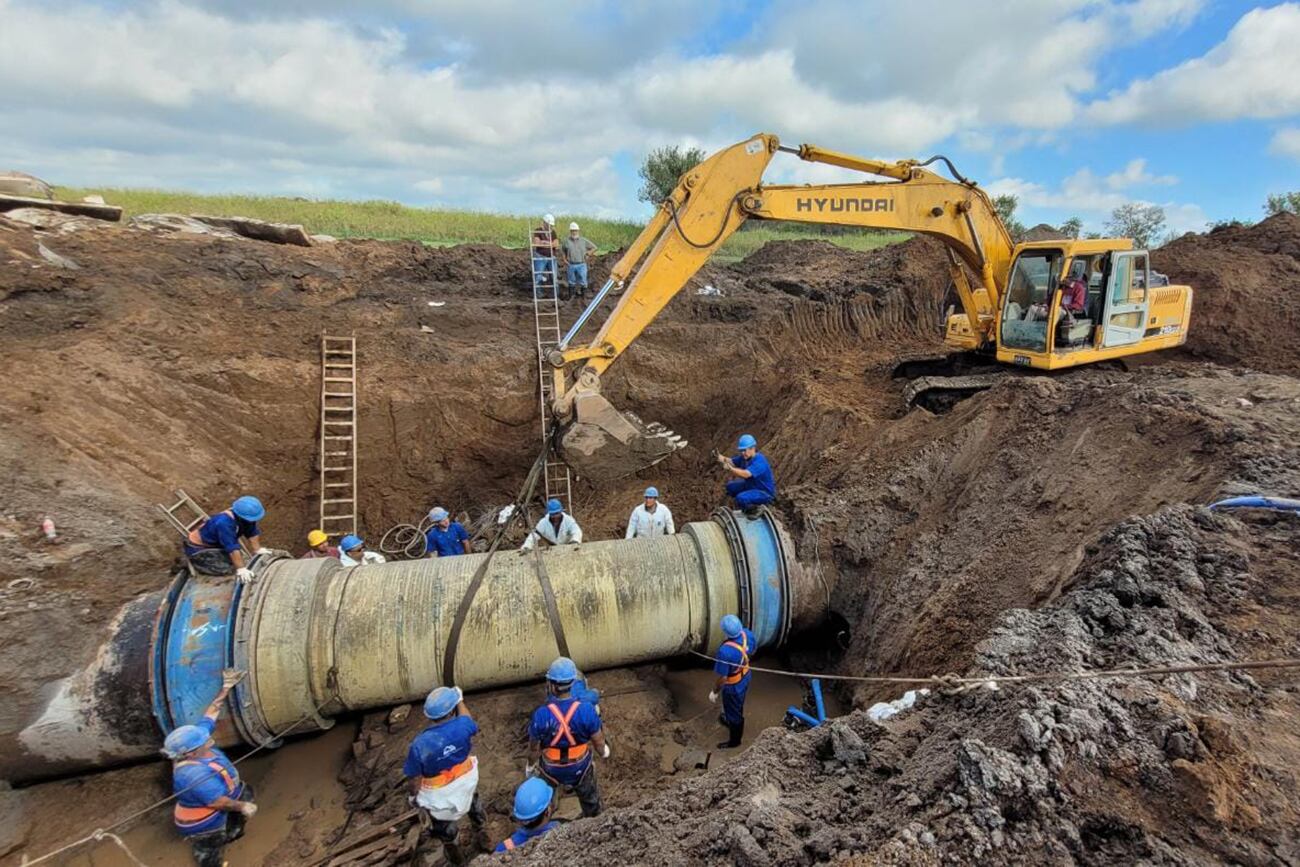 Reemplazaron el tramo roto del caño que dejó a 160 mil vecinos sin agua en córdoba (Aguas Cordobesas).