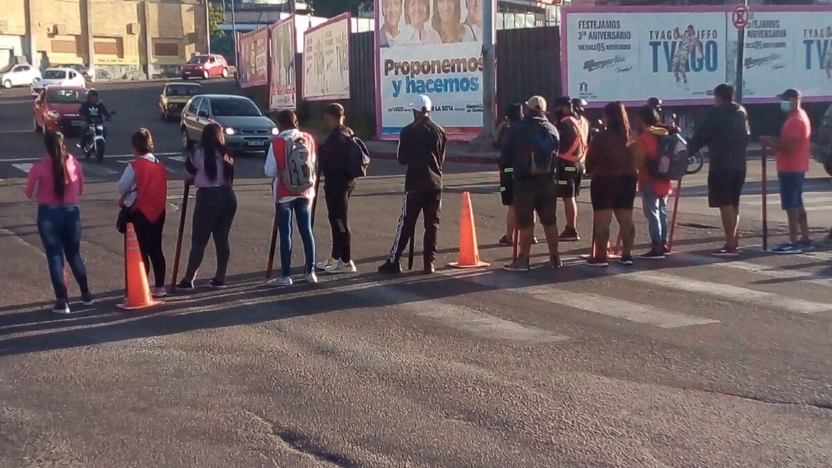Piqueteros cortan principales puentes de Córdoba