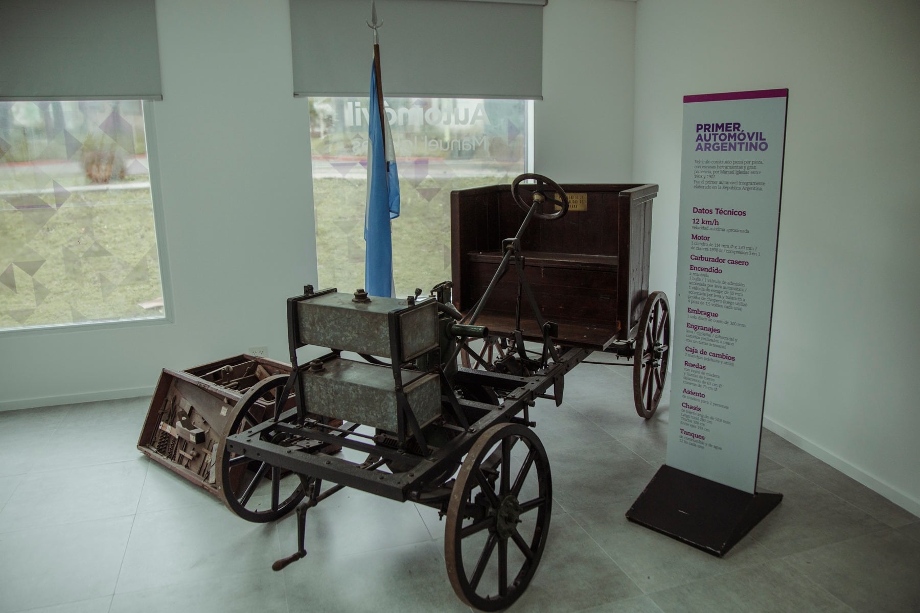 Una de las actividades favoritas de los turistas es observar los increíbles autos que posee este Museo del automóvil.