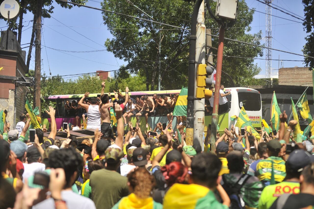 Los hinchas recibieron a Defensa y Justicia luego de ser campeón en la Copa Sudamericana (Foto: Clarín)