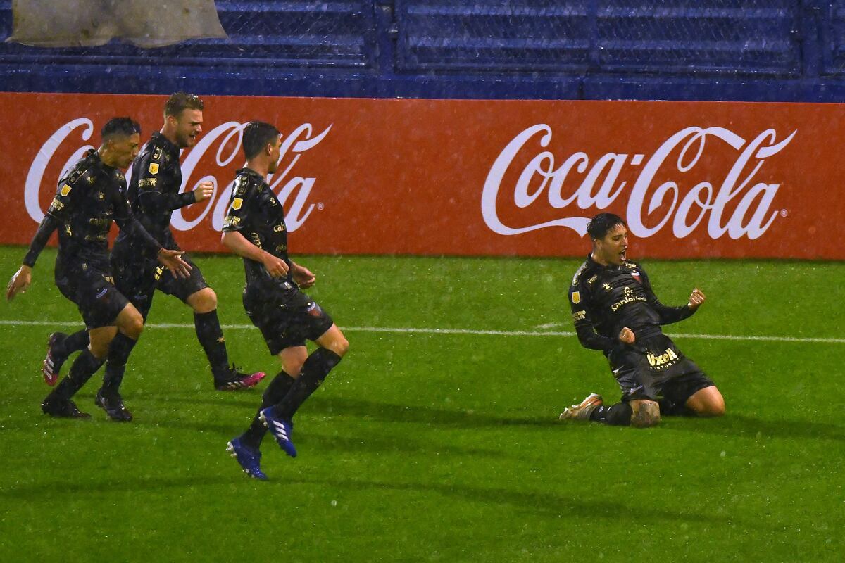 Colón golpeó de visitante y venció a Vélez por 1-0