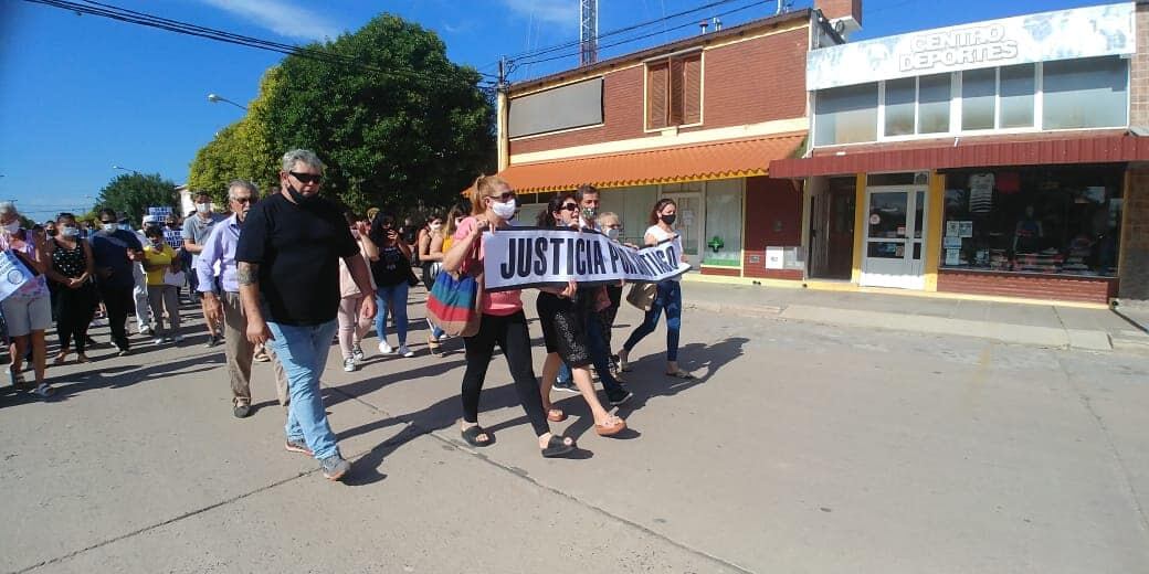 Cerca de 500 personas se reunieron en la calle principal del pueblo para pedir justicia.