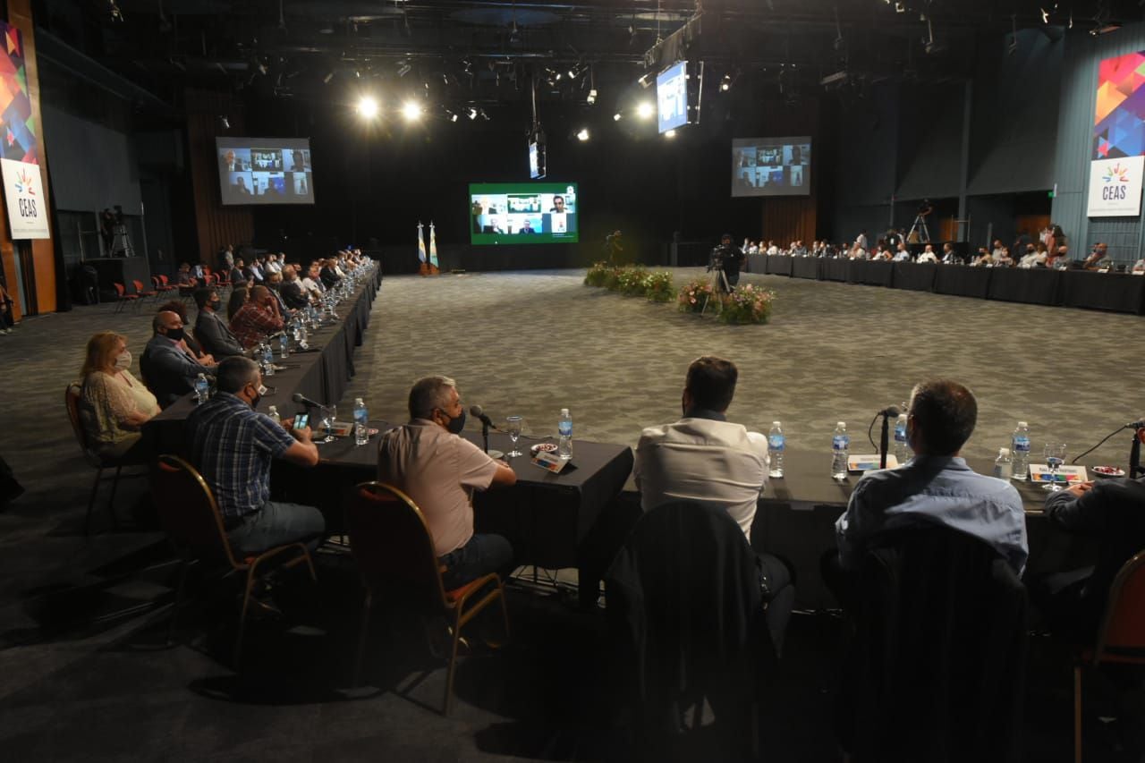 En una amplia mesa se reunieron todos los integrantes del Consejo Económico y Social de Mendoza en el Angel Bustelo. (José Gutiérrez/Los Andes)