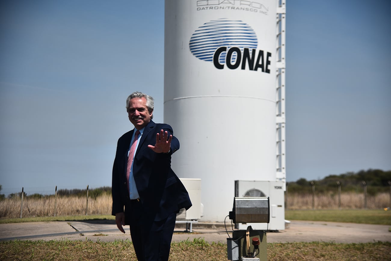 El Presidente de la Nación Alberto Fernández  participó en un acto junto al Gobernador Juan Schiaretti en la sede de la Conae para la firma del contrato entre la Comisión Nacional de Actividades Espaciales (Conae) y la empresa VENG que permitirá avanzar en el desarrollo del lanzador argentino de satélites Tronador II en el Centro Espacial Teófilo Tabanera (CETT). Foto Pedro Castillo