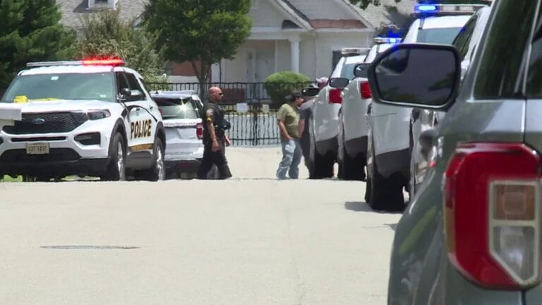 La policía de Virginia en el hogar del padre de la víctima.