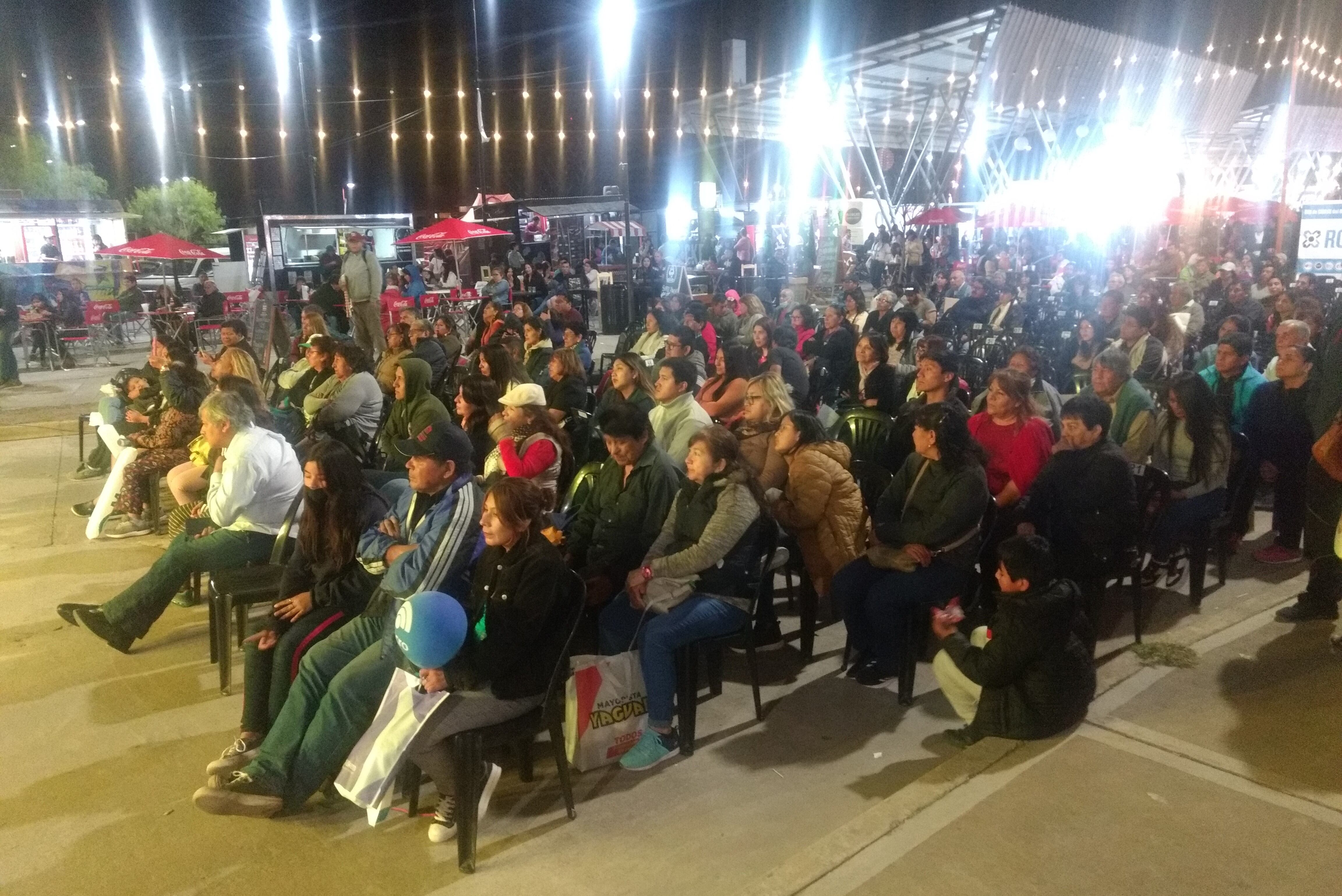 El público, cómodamente ubicado frente al escenario principal de la Expojuy 2022, aplaude y reconoce a los artistas jujeños convocados por la Cámara de Comercio Exterior de Jujuy.