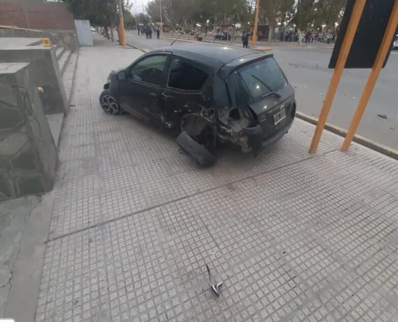 Un joven salió despedido de su auto tras un tremendo vuelco y murió en el acto