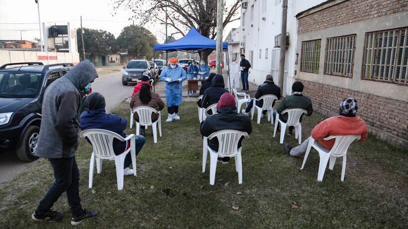 Los profesionales recorren las calles de Cabín 9 invitando a los vecinos para anotarse y poder recibir la vacuna (Gentileza Rosario 3)