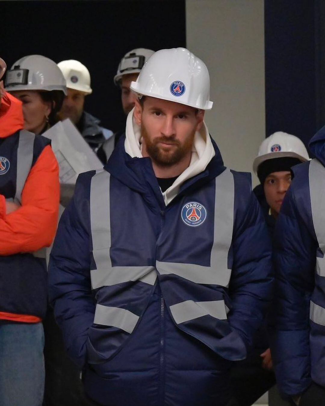 Lionel Messi recorriendo las nuevas obras en el predio del PSG.