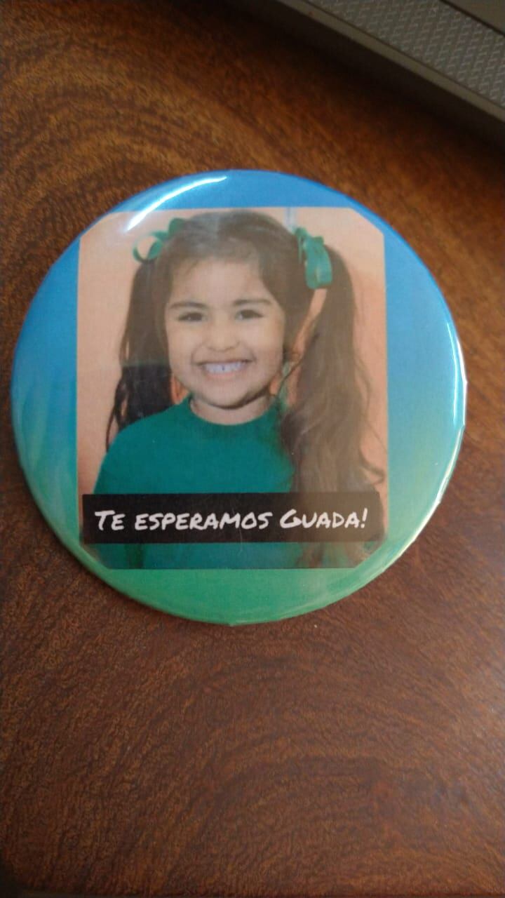 El Pin que los nenes y nenas usaron en la entrega de diplomas del jardín