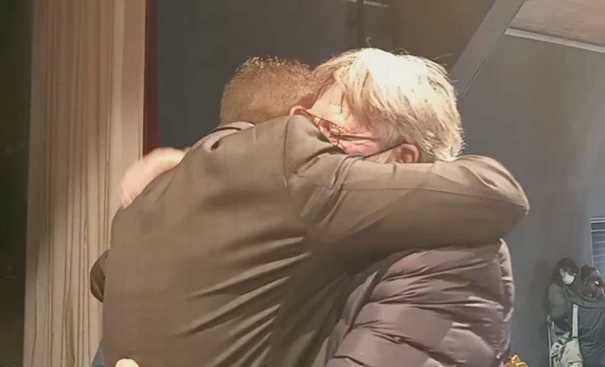 Abrazo entre Walter Vuoto y el VGM Juan Vera luego del acto inaugural.