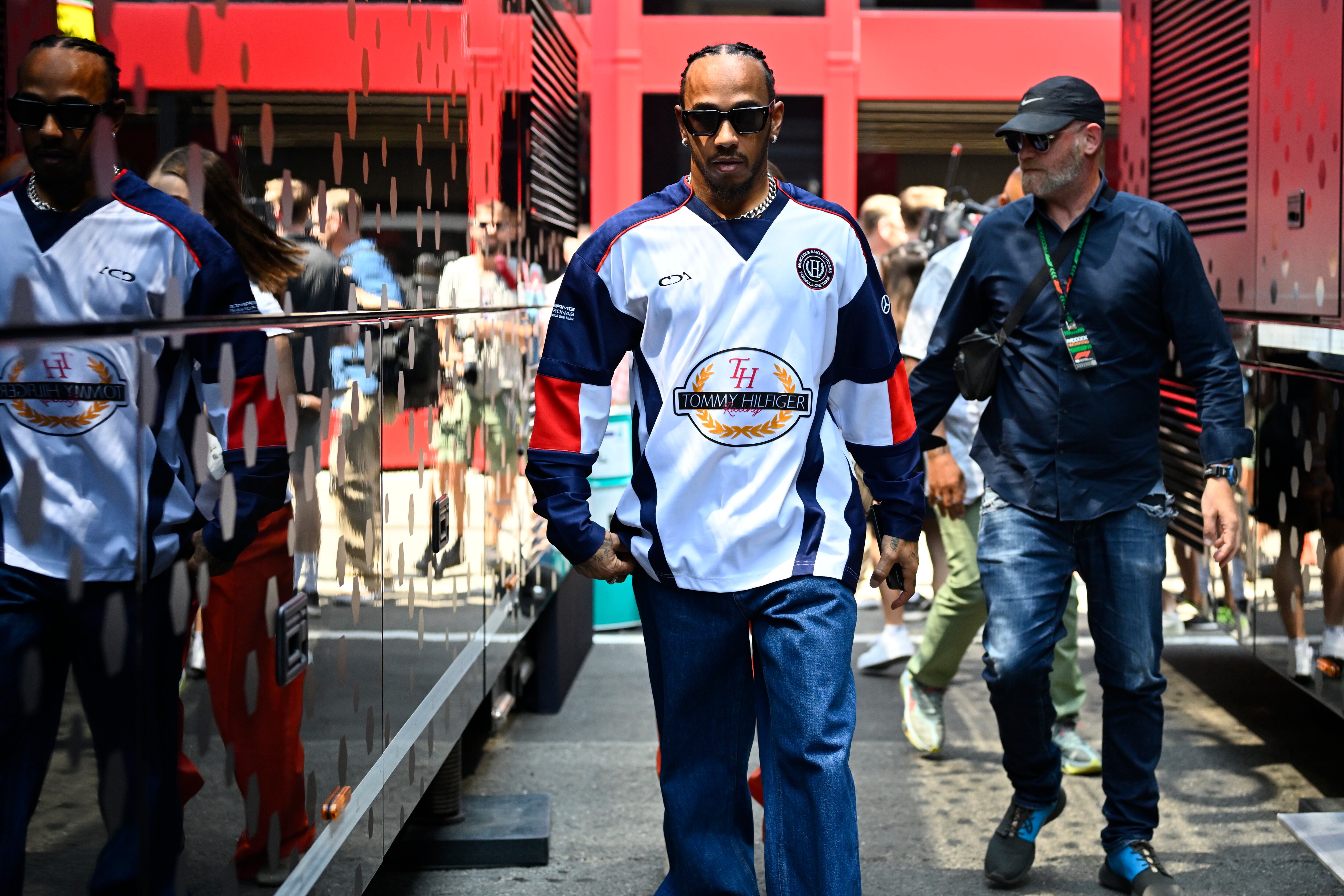 El piloto de Mercedes, el británico Lewis Hamilton camina en el paddock antes de la primera sesión de prácticas previo al Gran Premio de Hungría el viernes 19 de julio del 2024. (AP Foto/Denes Erdos)