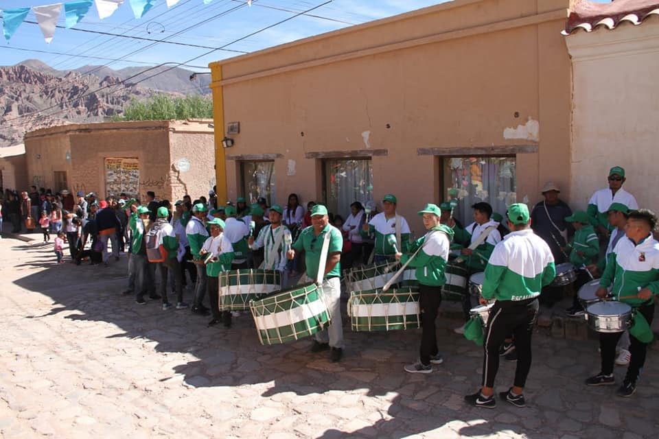 Los grupos alientan con su música acompasada la caminata de los peregrinos desde Tilcara hasta el santuario en Punta Corral.